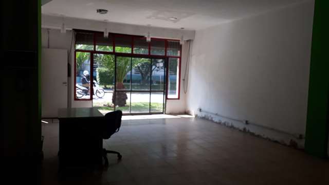 Imagen de LOCAL DE 6,00 X 9,00 MTS. CON BAÑO Y PERSIANA (ZONA: Ratery y Av. Juan B. Justo)
